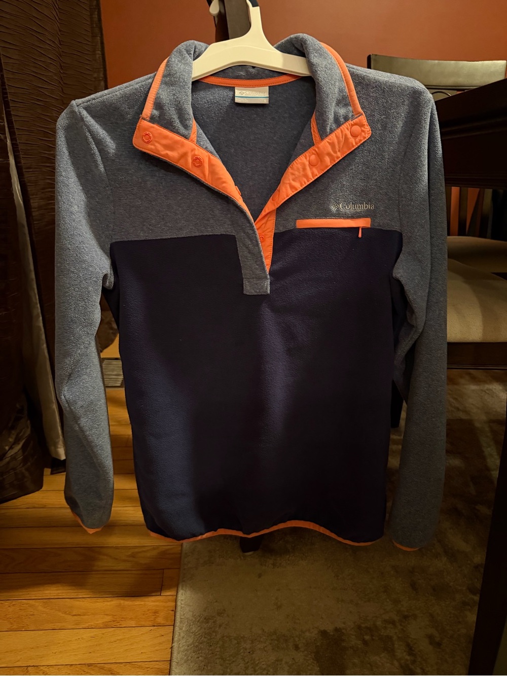 Woman’s Columbia Sweatshirt Size Small